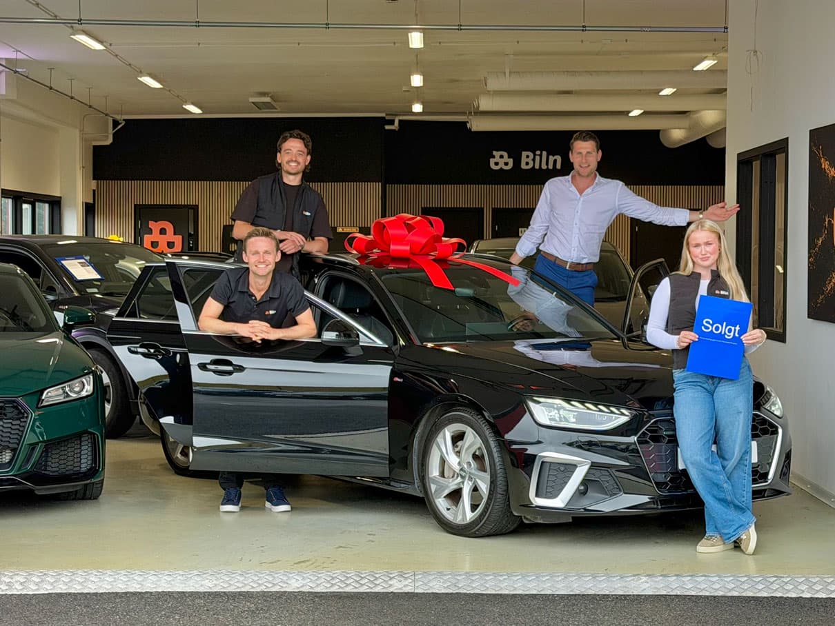 Teamet hos Biln samlet rundt en bil i butikken på Kokstad